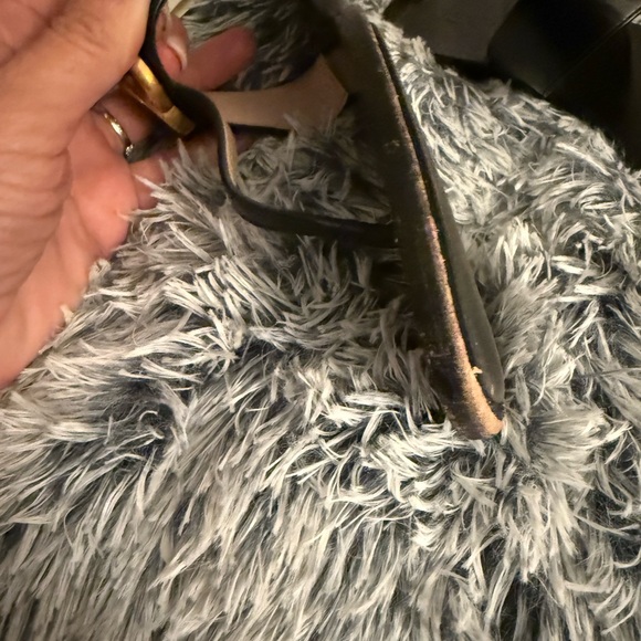 Gucci Black Leather Sandals with Gold Emblem - Picture 16 of 16